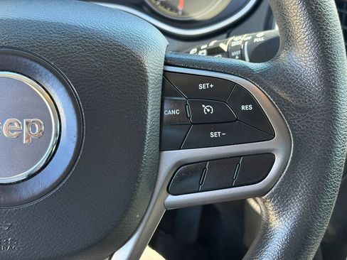 Used 2019 Jeep Cherokee Latitude w/ Popular Appearance Group AWD/4WD image 13
