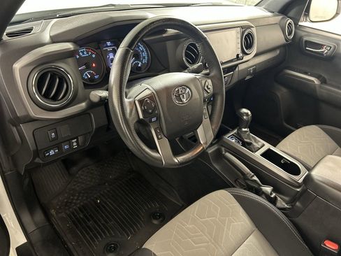Used 2022 Toyota Tacoma TRD Sport image 12