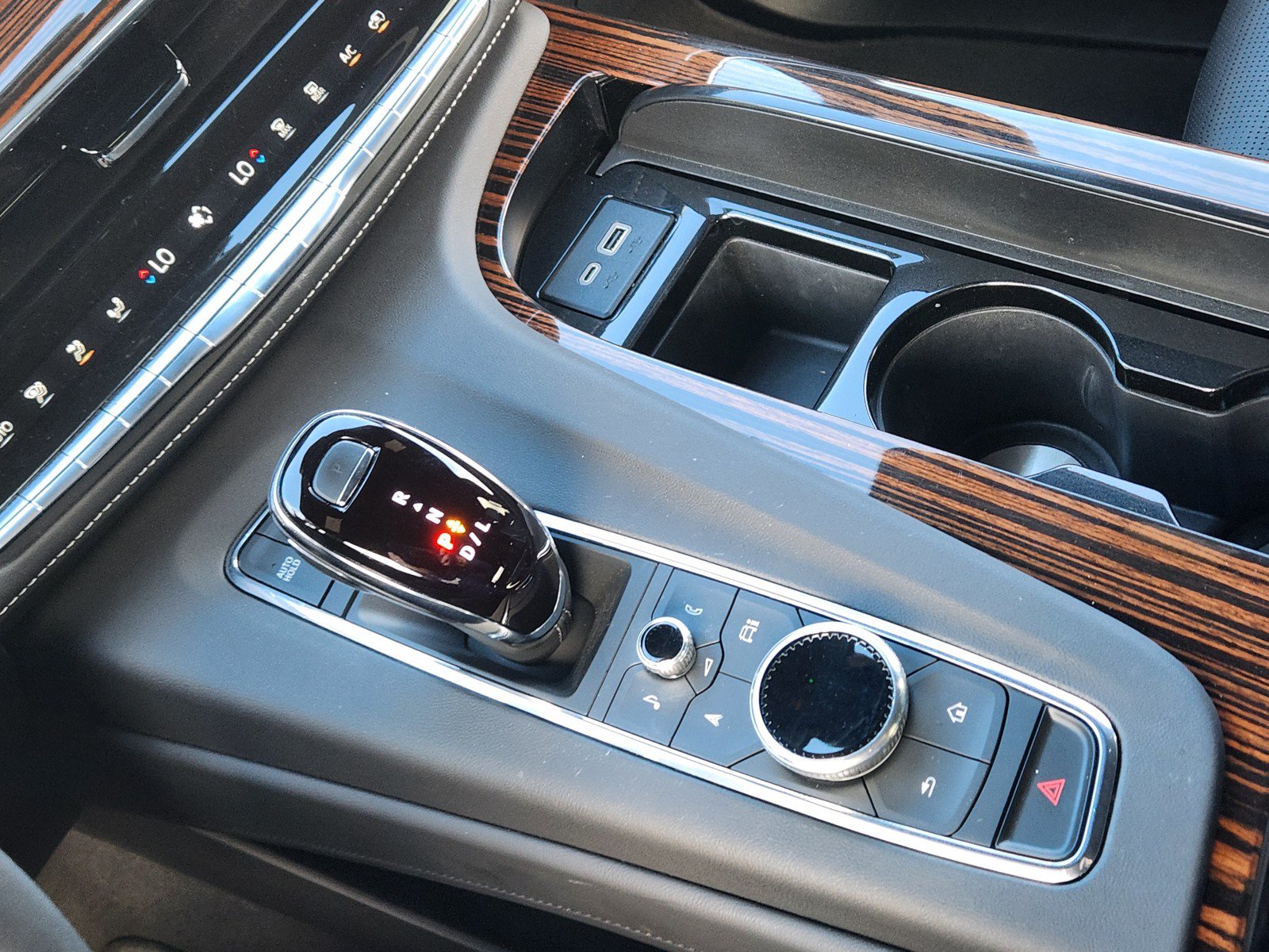 Certified 2023 Cadillac Escalade Premium Luxury w/ Performance Package AWD/4WD image 18