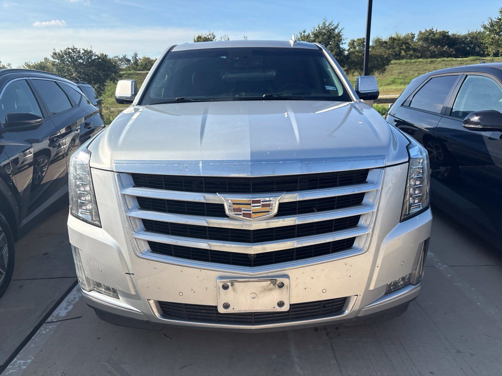 Used 2016 Cadillac Escalade Luxury AWD/4WD image 2