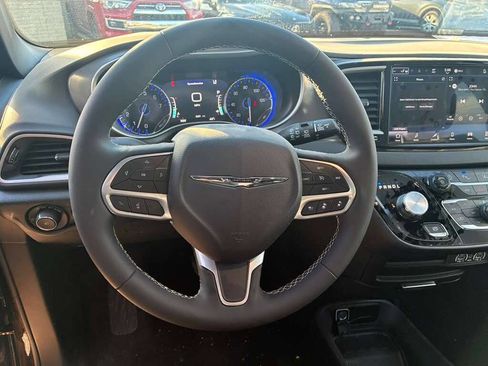 Used 2025 Chrysler Pacifica Select image 12