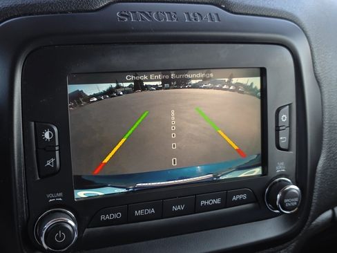Used 2017 Jeep Renegade Altitude FWD image 28