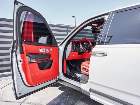 Used 2024 Rolls-Royce Cullinan Black Badge w/ Dark Exterior Package image 33