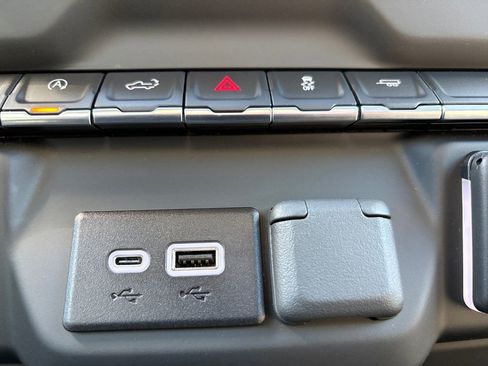 Used 2025 Chevrolet Silverado 1500 Custom image 3