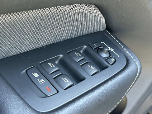 Used 2022 Volvo XC60 B6 R-Design image 20