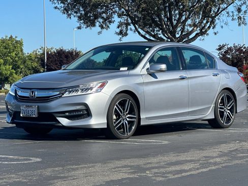Used 2017 Honda Accord Touring image 8