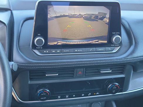 Used 2023 Nissan Rogue SV image 12