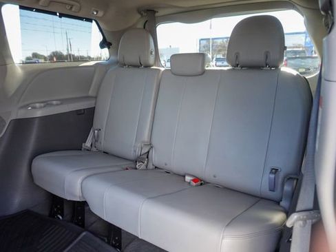 Certified 2019 Toyota Sienna XLE image 29