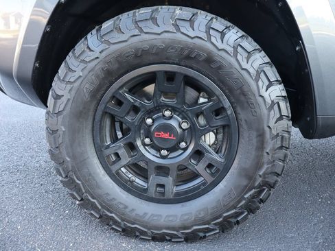 Used 2020 Toyota 4Runner TRD Off-Road AWD/4WD image 41