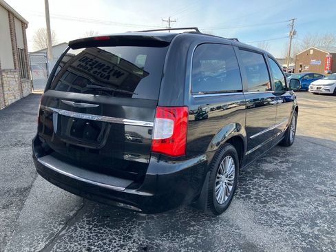 Used 2014 Chrysler Town & Country Touring-L w/ Driver Convenience Group image 3