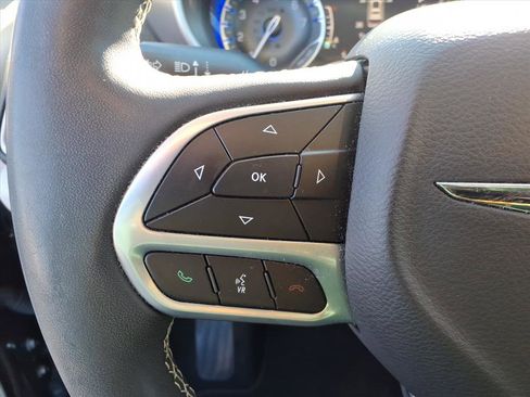 Used 2023 Chrysler Pacifica Touring-L image 21