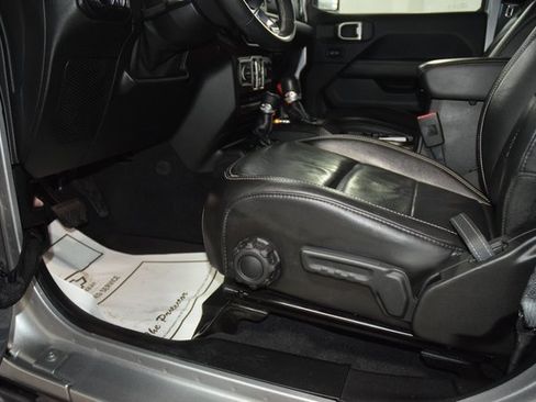 Used 2018 Jeep Wrangler Unlimited Sahara image 40