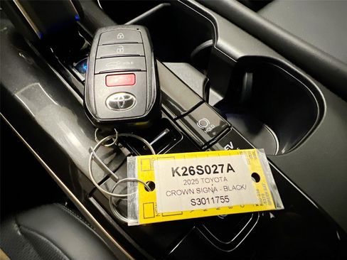 Used 2025 Toyota Crown Signia image 16