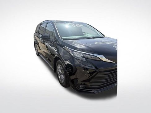 Used 2026 Toyota Sienna XLE FWD image 8