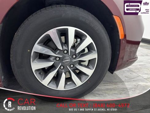 Used 2021 Chrysler Pacifica Touring-L FWD image 12