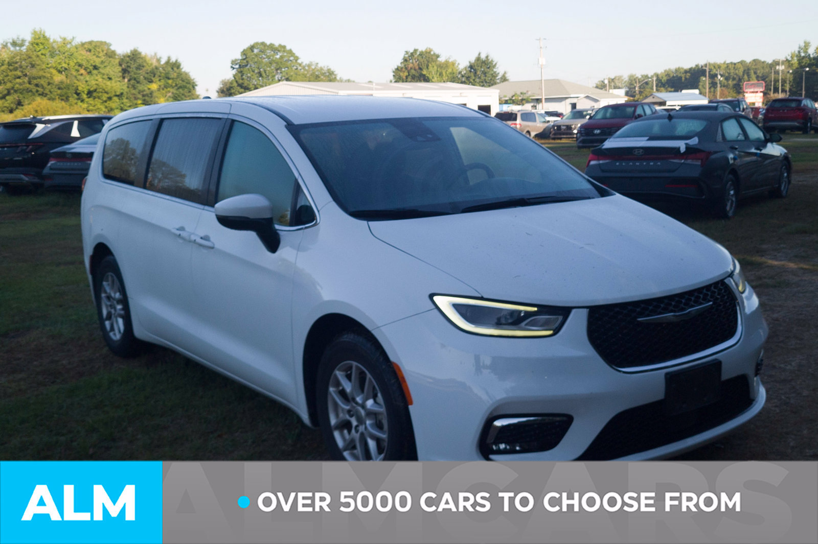 Used 2023 Chrysler Pacifica Touring-L FWD image 2