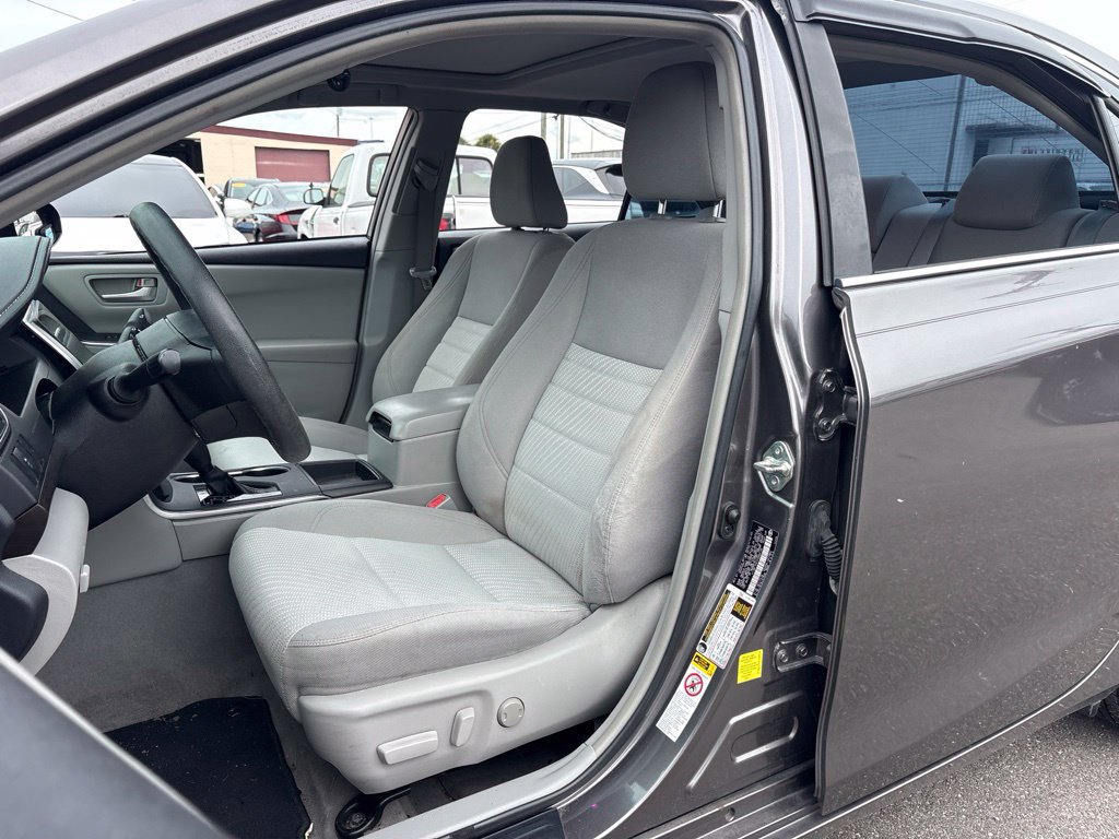 Used 2015 Toyota Camry LE w/ Moonroof Package FWD image 9