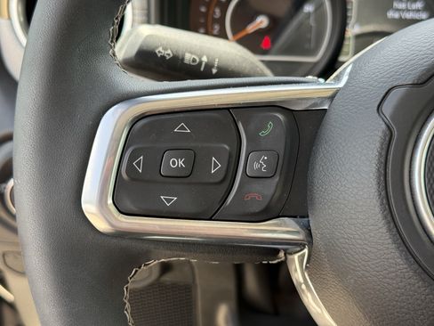 Used 2025 Jeep Wrangler Unlimited Sahara AWD/4WD image 17
