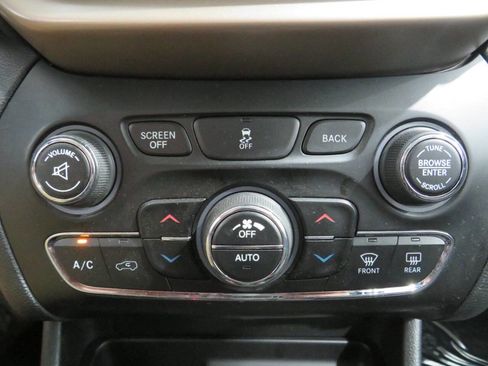 Used 2015 Jeep Cherokee Latitude w/ Comfort/Convenience Group image 20