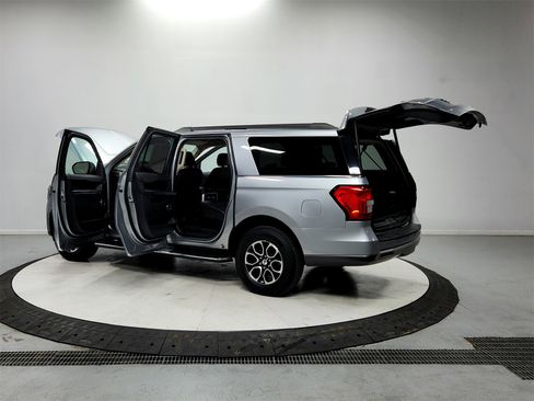 Used 2023 Ford Expedition Max XLT image 13
