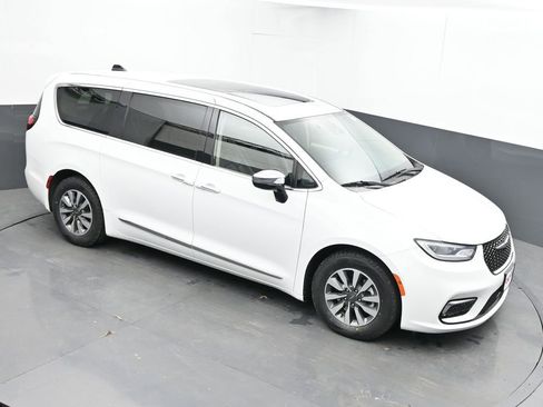 Used 2023 Chrysler Pacifica Limited FWD image 36