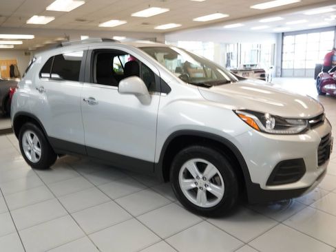 Used 2020 Chevrolet Trax LT w/ LT Convenience Package image 13