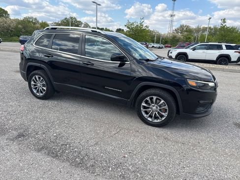 Used 2019 Jeep Cherokee Latitude Plus w/ Comfort/Convenience Group FWD image 7