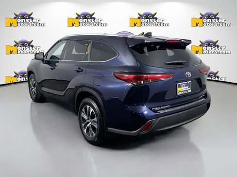 Used 2023 Toyota Highlander XLE image 7