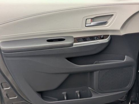 Used 2024 Toyota Sienna XLE FWD image 10