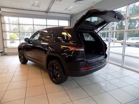 New 2025 Jeep Grand Cherokee Limited w/ Luxury Tech Group II image 8