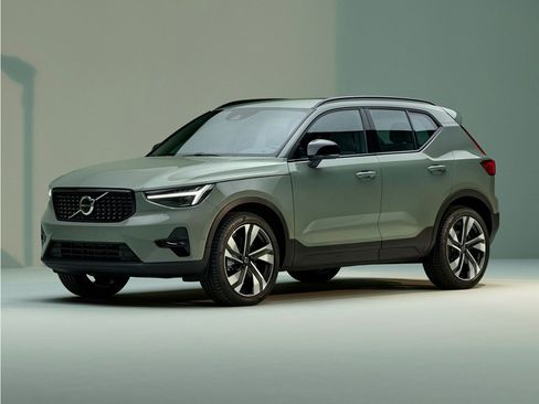 Used 2024 Volvo XC40 B5 Plus w/ Protection Package Premier AWD/4WD image 1