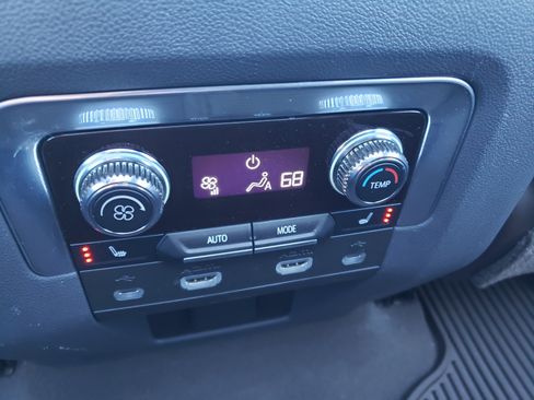 Used 2021 GMC Yukon Denali w/ Denali Premium Package image 33