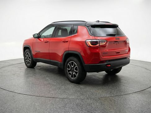 Used 2025 Jeep Compass Trailhawk image 6