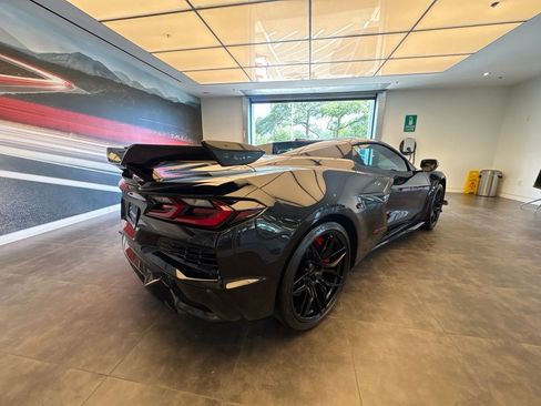 Used 2023 Chevrolet Corvette Z06 w/ Z07 Performance Package RWD image 6