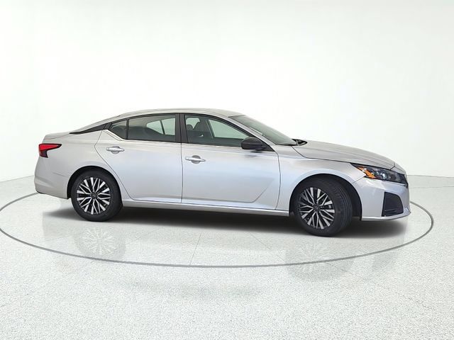 Used 2024 Nissan Altima 2.5 SV FWD image 7