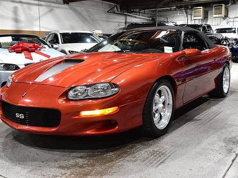 Used 2002 Chevrolet Camaro Z28 w/ SS Performance/Appearance Pkg RWD image 13