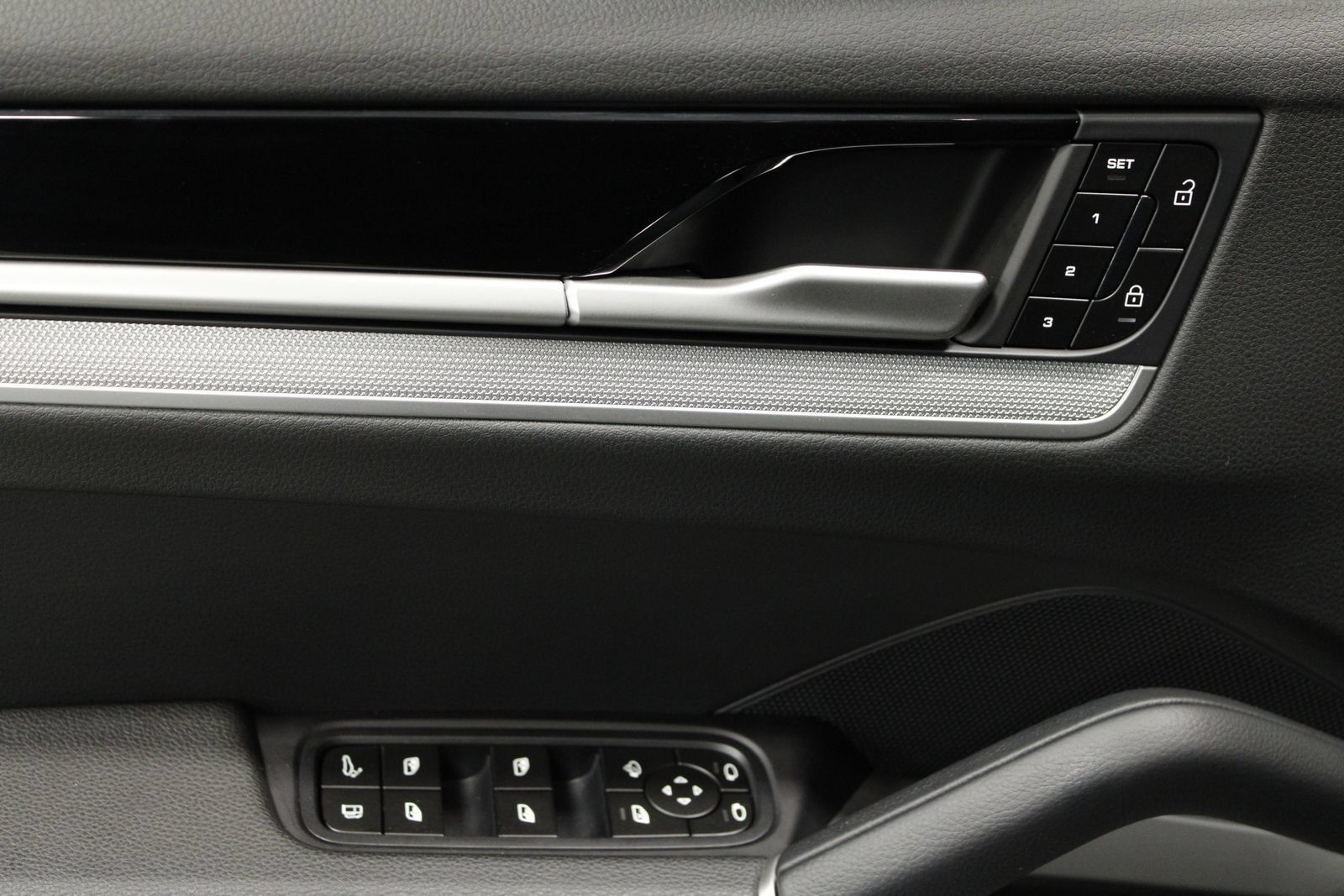 Certified 2026 Porsche Cayenne E-Hybrid AWD/4WD image 33