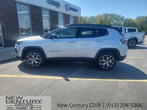 Used 2025 Jeep Compass Limited AWD/4WD image 2