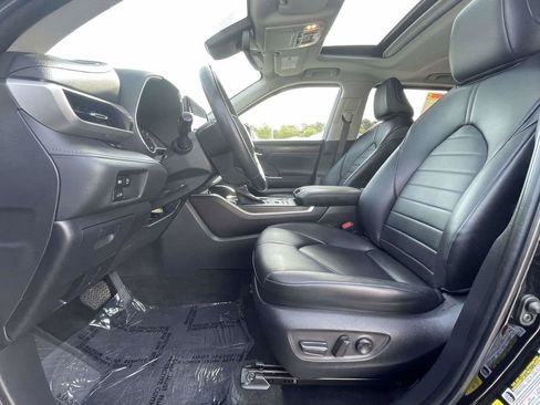 Used 2023 Toyota Highlander XLE AWD/4WD image 25