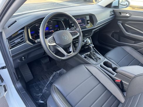 Used 2024 Volkswagen Jetta SE w/ Panoramic Sunroof Package image 17