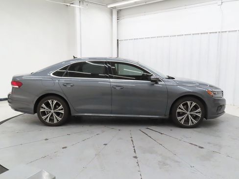 Used 2022 Volkswagen Passat 2.0T SE image 2