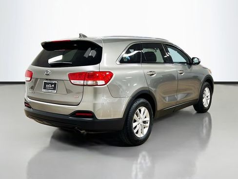 Used 2017 Kia Sorento LX w/ LX Convenience Package image 7