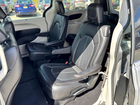 Used 2018 Chrysler Pacifica Touring-L image 20