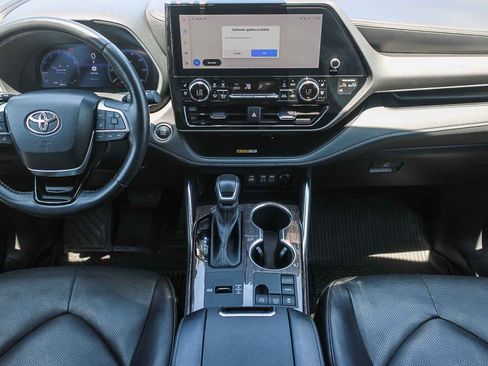 Used 2023 Toyota Highlander Limited FWD image 14