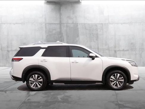 Certified 2025 Nissan Pathfinder SL FWD image 5
