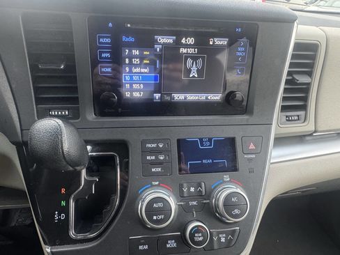 Used 2015 Toyota Sienna LE image 20