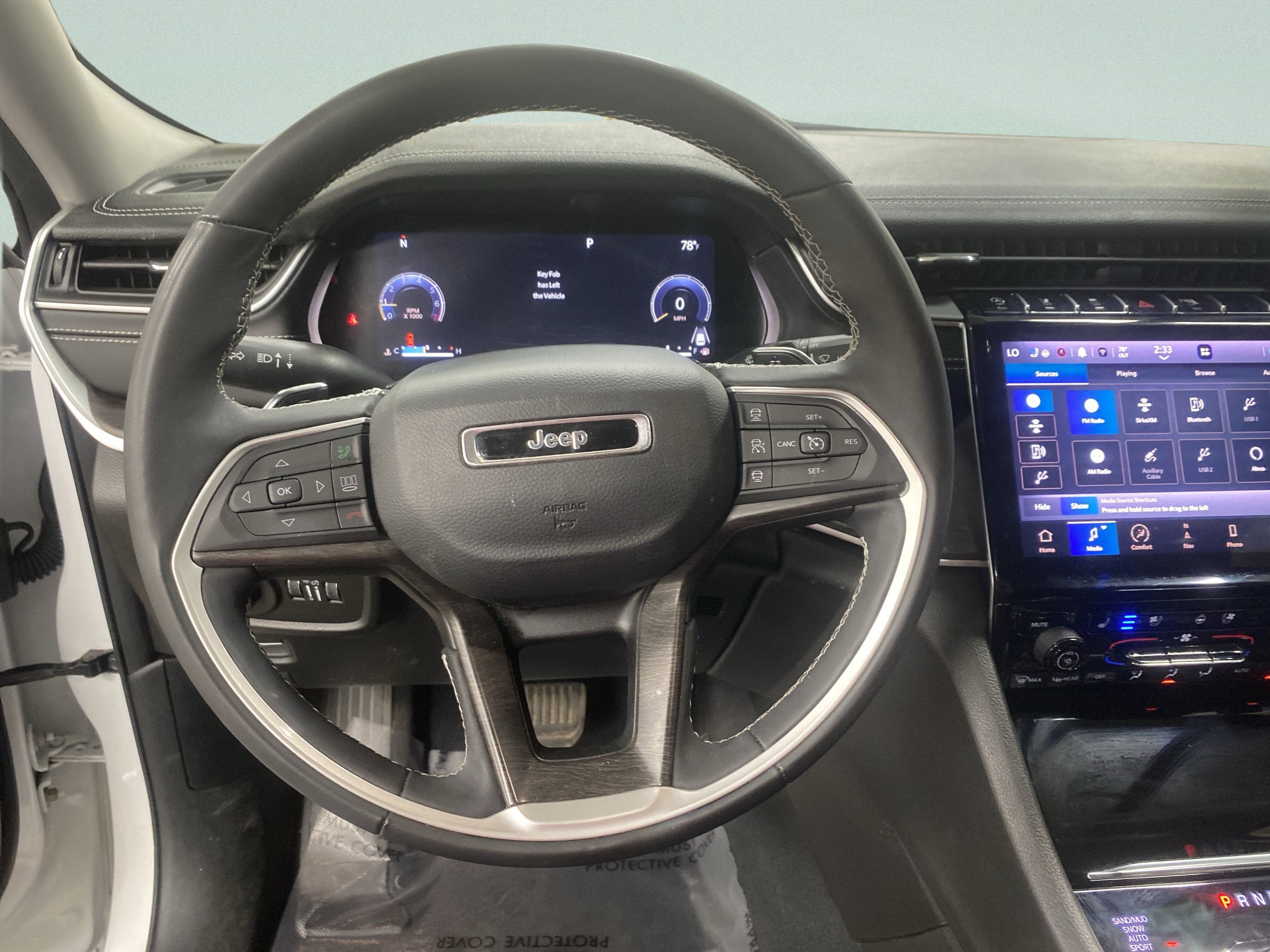 Used 2023 Jeep Grand Cherokee Limited w/ Luxury Tech Group II AWD/4WD image 16
