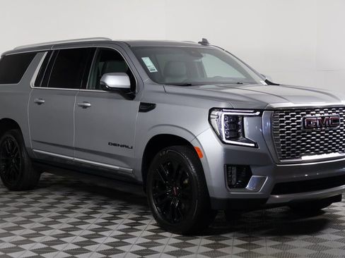 Used 2023 GMC Yukon XL Denali AWD/4WD image 3