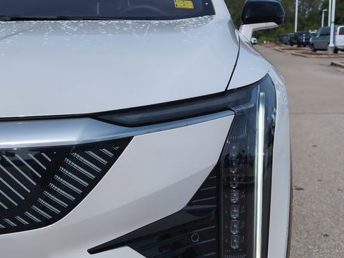 New 2025 Cadillac Optiq Luxury 1 image 36