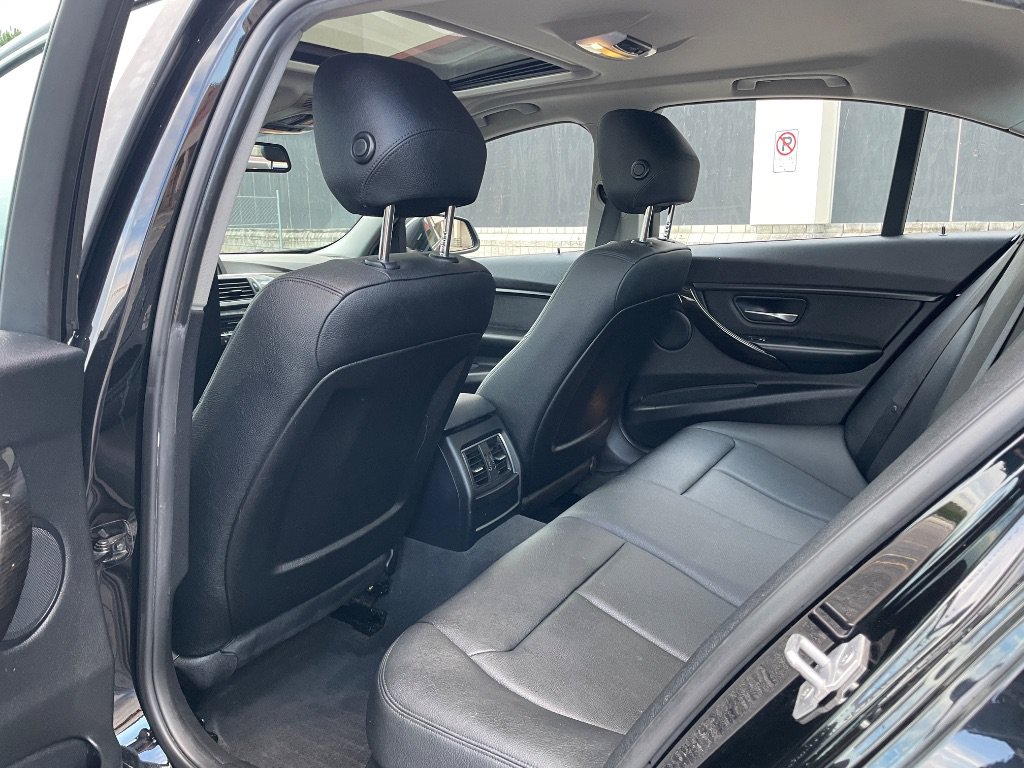 Used 2016 BMW 320i Sedan RWD image 16
